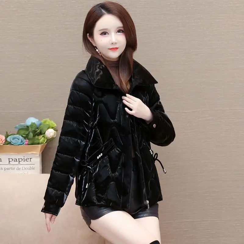 เสื้อแจ็คเก็ตผ้าฝ้ายเนื้อเงาสำหรับผู้หญิง ฤดูหนาว 2025 รุ่นใหม่ บุหนา แจ็คเก็ตพาร์กาแบบมีฮู้ด อุ่นสบาย แฟชั่นทรงหลวม สั้น