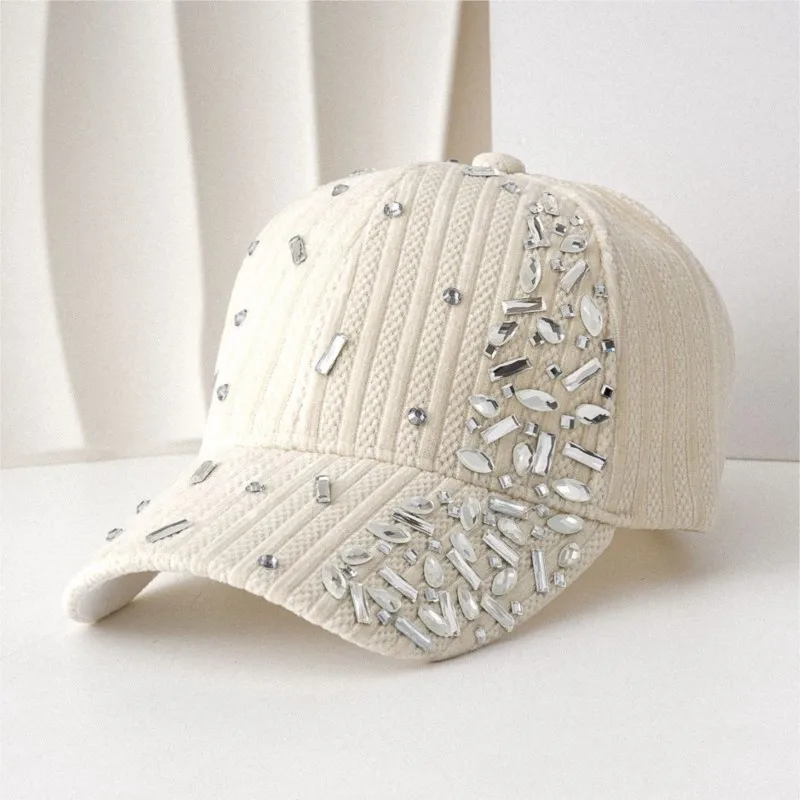 The new baseball cap with velvet and a hat makes face smaller more individualistic