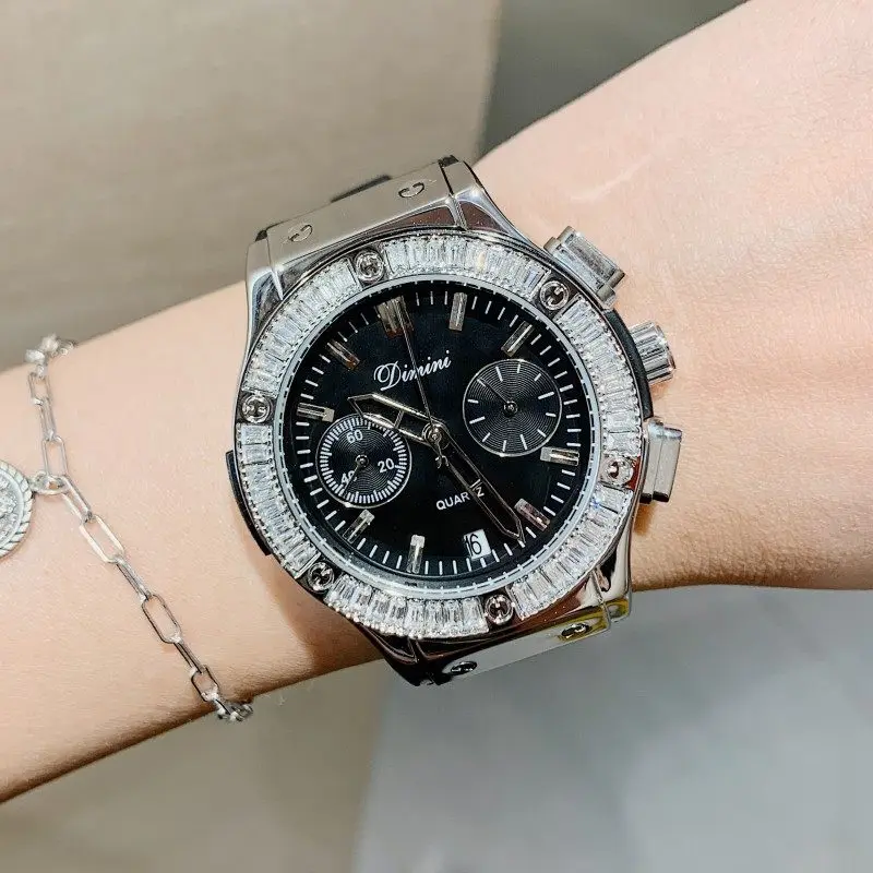 New Unisex Watch With A Bold DesignLarge Dial, Rubber StrapSix Hands, And Chronograph Function; Suitable For Both Women And Men.