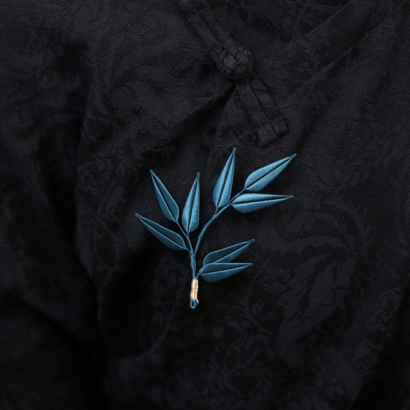 Traditional Chinese Handmade Silk Wrapped Bamboo Leaf Brooch Peacock Blue Lapel Pin For Hanfu Qipao Suit Engagement Daily Outfit