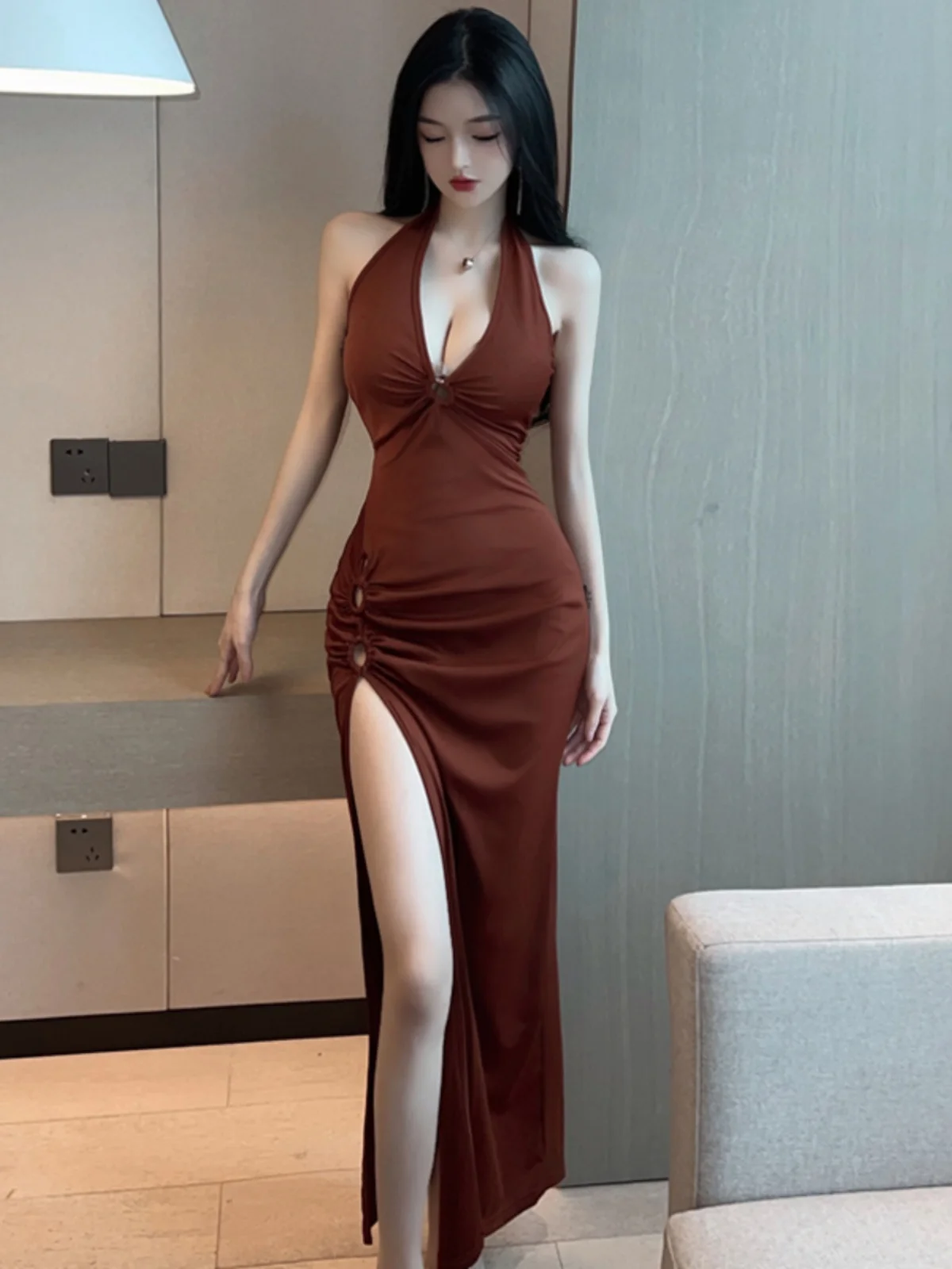 กระโปรงทรงเอ ผ่าสูง โชว์เนินอก ดีไซน์เว้าลึก แนวสตรีท สำหรับใส่ไปเที่ยวกลางคืน หรือเต้นรำ