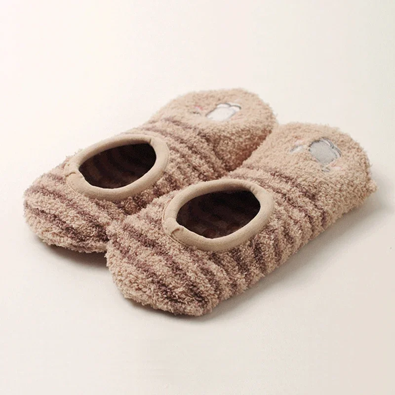 Calcetines de cama esponjosos con dibujos animados para mujer y niña, regalo de Navidad, antideslizantes, pantuflas gruesas y cálidas para invierno, calcetines de lana Coral, medias para suelo interior