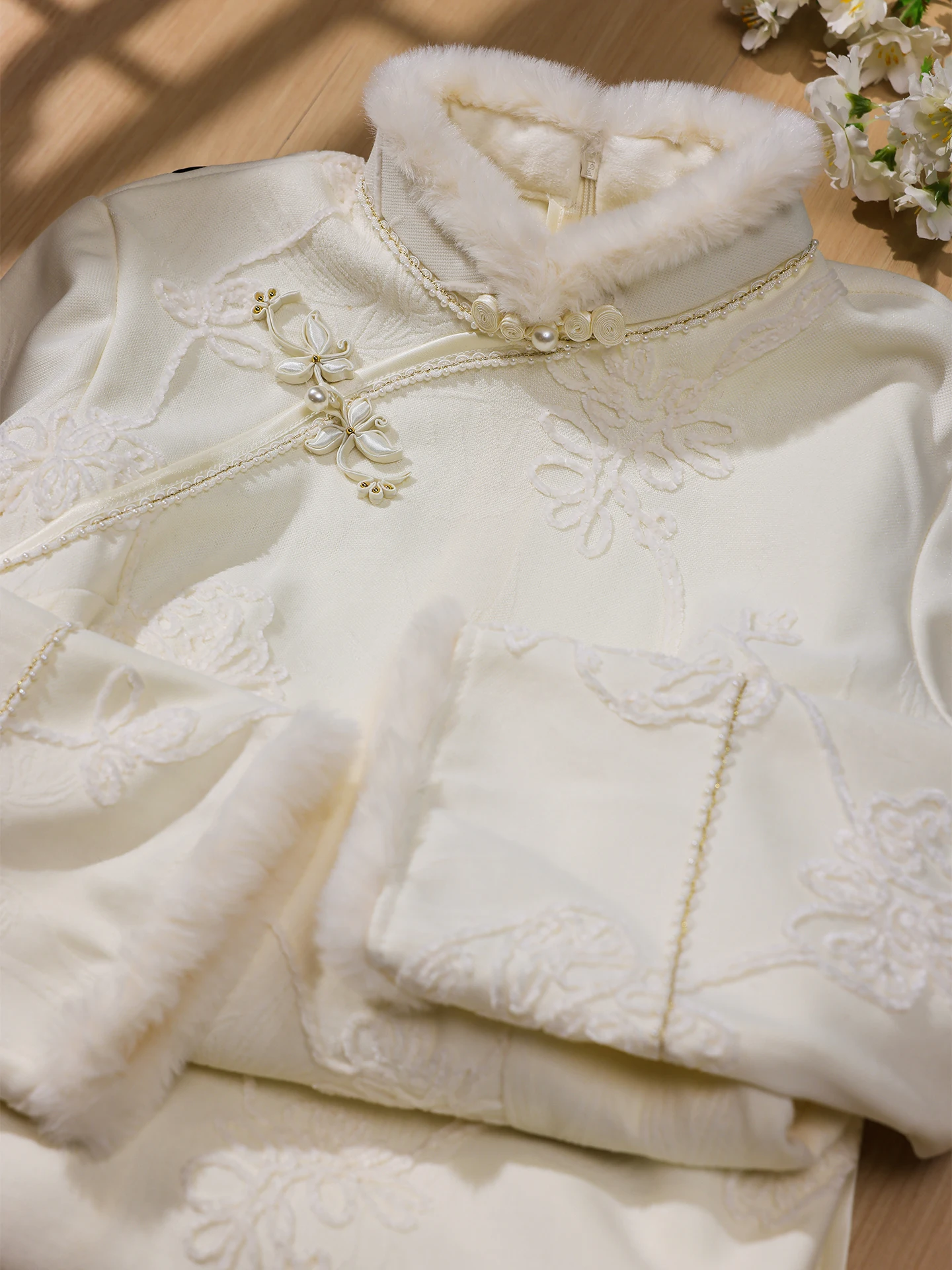 

Цзяннань Флоинг | Белое осенне-зимнее новое женское пальто в китайском стиле с длинными рукавами, на флисовой подкладке, теплое, для особых случаев