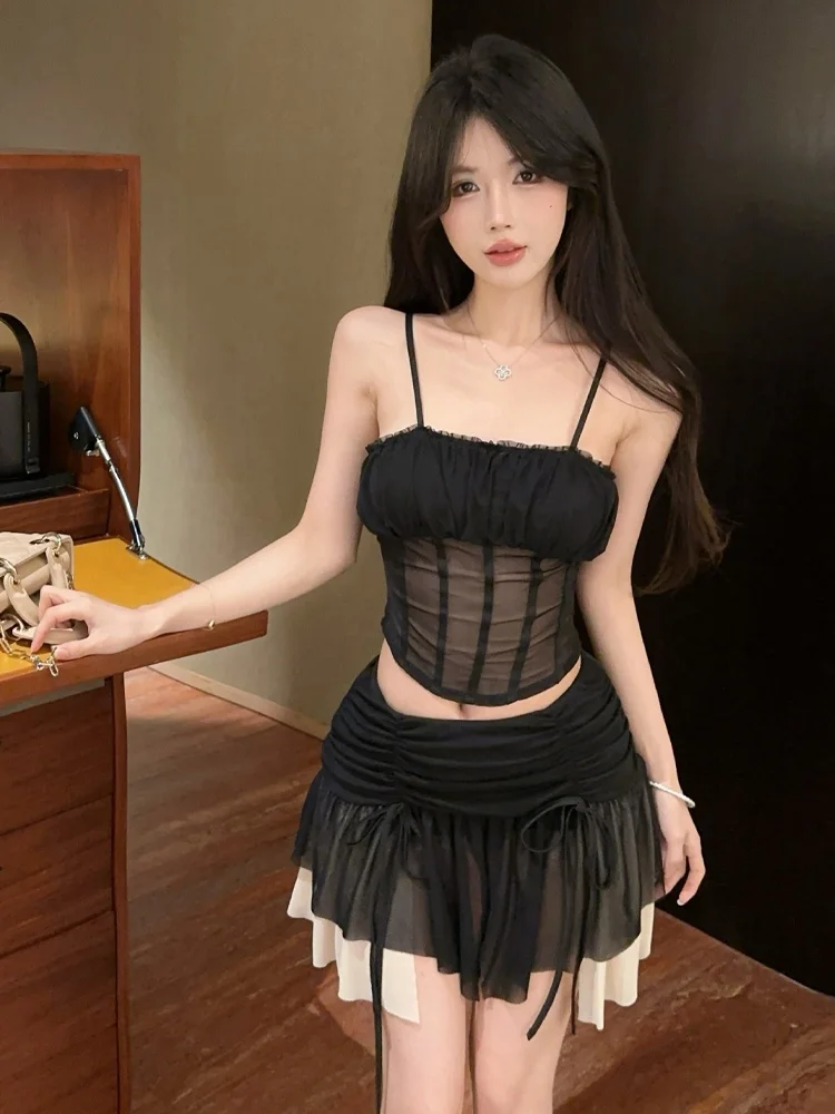 

Комплект Spicy Girl Pure Desire: Сексуальный топ-бандо с рюшами и прозрачными вставками, асимметричная короткая юбка из полиэстера.