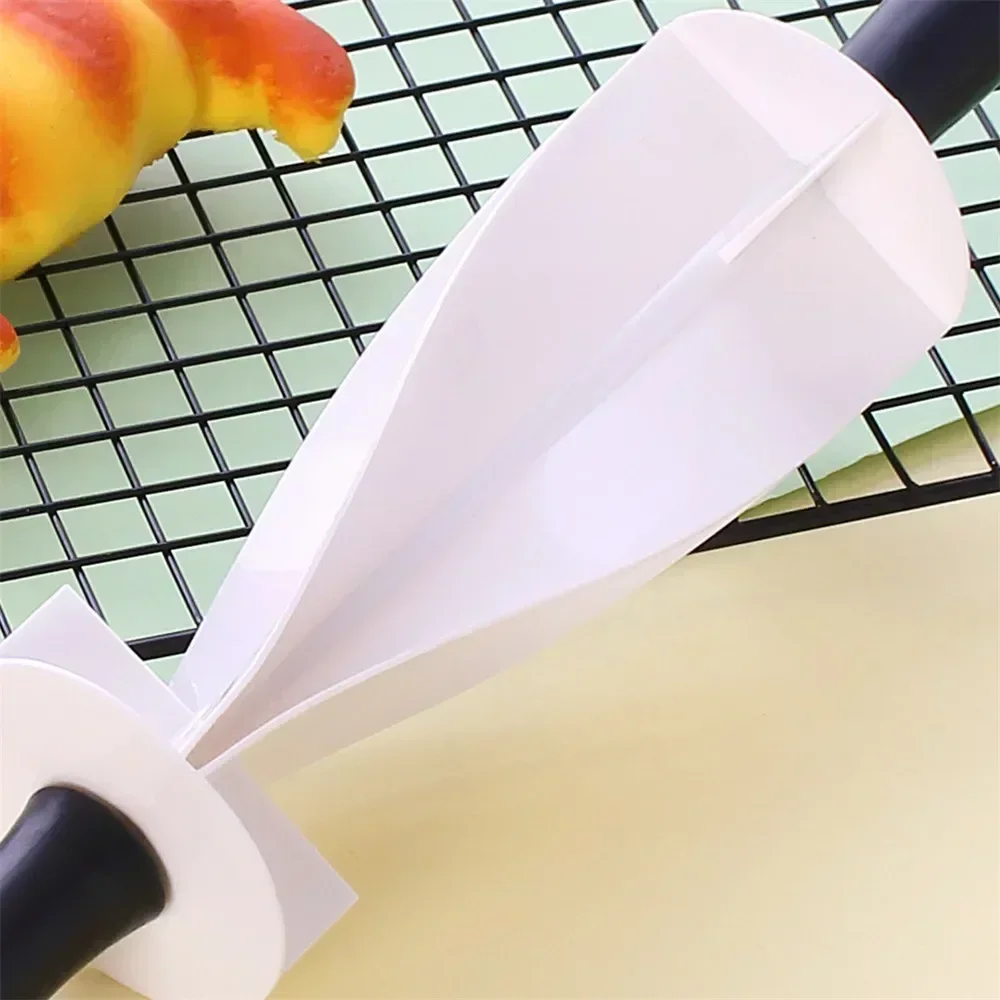 New Dough Cutter Bread Slicer Croissant Bread Knife  Non-stick Pastry Roller Machine with Handle Plastic Kitchen Mould Baking