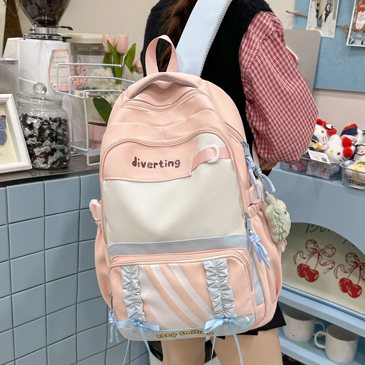 

2025 кавайный полосатый рюкзак для девочек, рюшами и бантом, декор с буквенным принтом, школьная сумка, большая вместимость, повседневный дорожный новый трендовый рюкзак