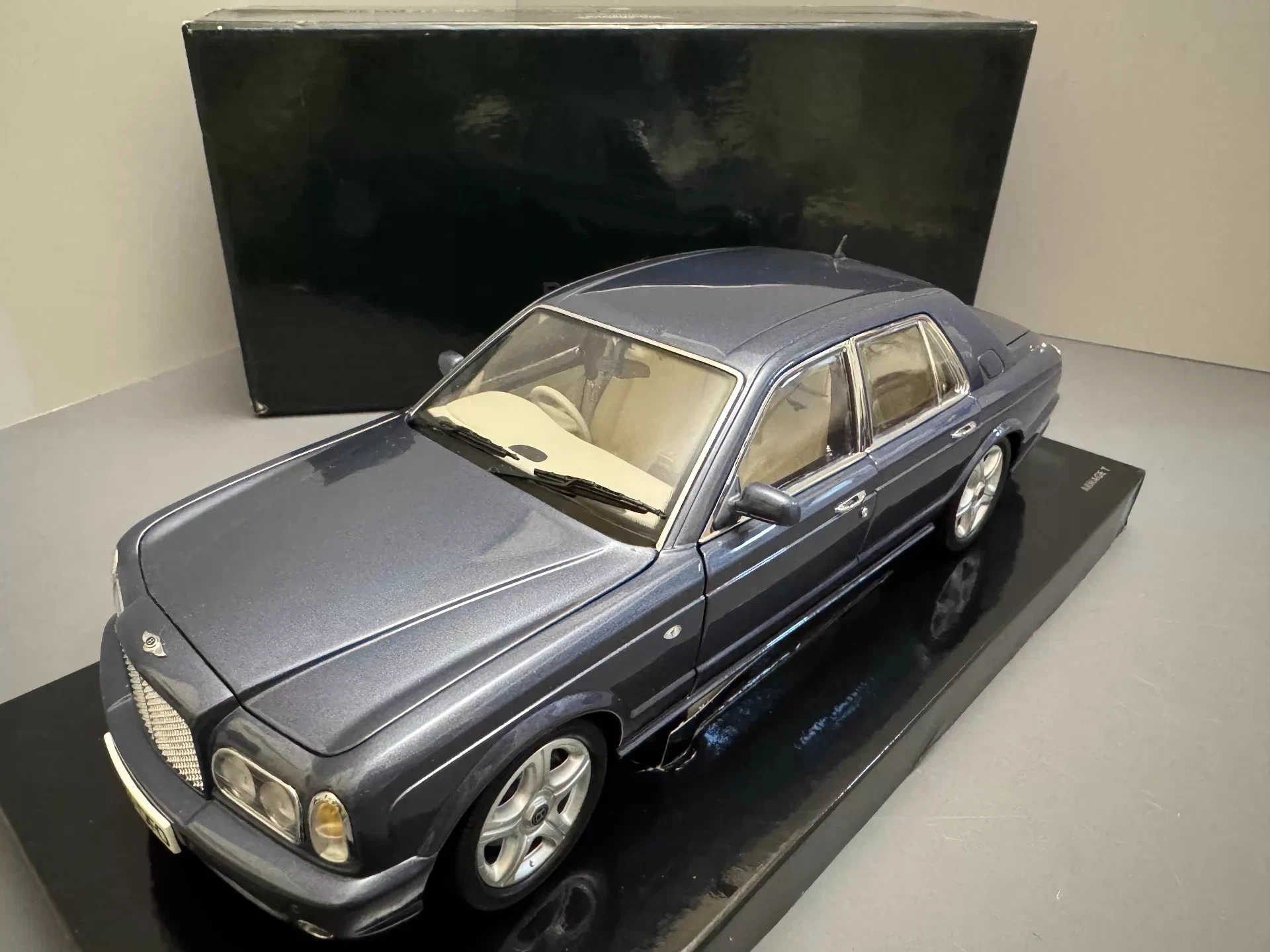 

Minichamps 1:18 Arnage Ice Blue Simulation Limited Edition All Open Alloy Metal Static Car Model Toy Gift