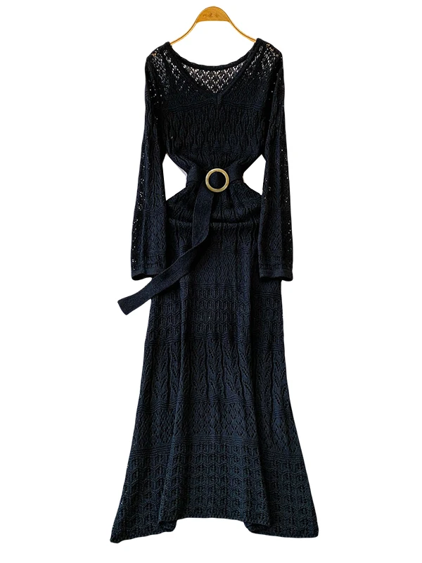 Czerwony, leniwy, ażurowy, dzianinowy top z dekoltem w serek, damski, jesienno-zimowy, elegancki, długi, z frędzlami, bielizna, ramiączka.