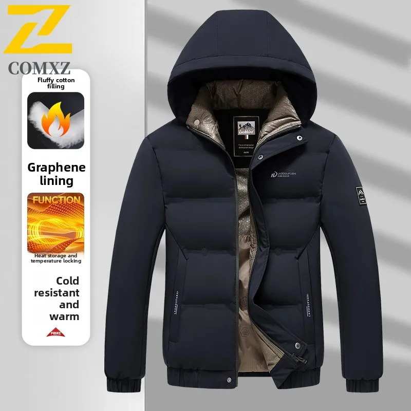 سترة قطن رجالية جديدة لعام 2025 عصرية متعددة الاستخدامات من القطن السميك للحماية من البرد والدفء مع قلنسوة في الهواء الطلق سترة شتوية فضفاضة