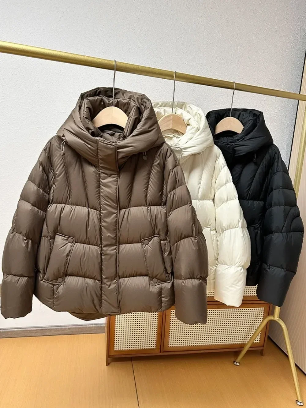 

2024 New Ultra Light Warm Hooded Bread Puffer Down Jacket Women Thick Warm Parkas Loose White Duck Down Feather Coat