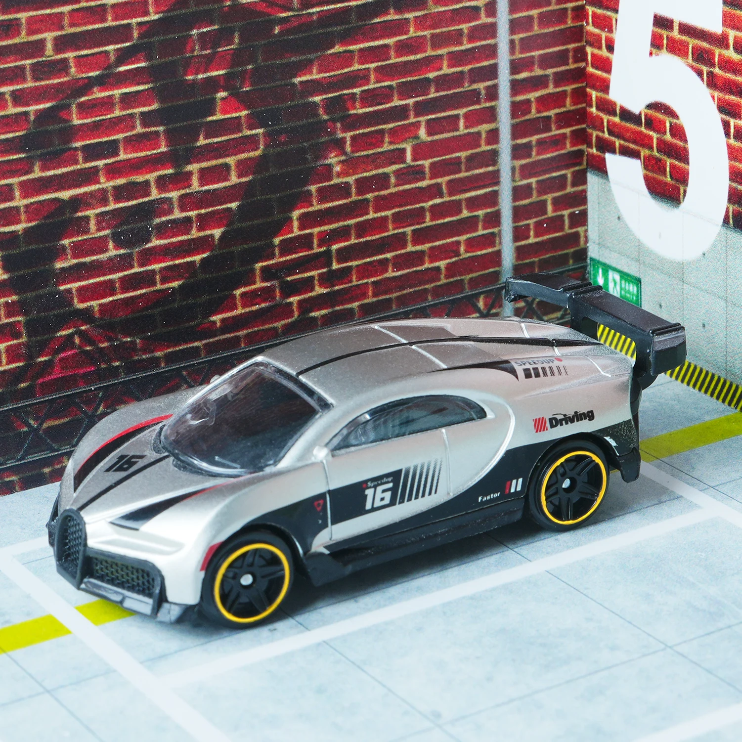 1:64 جديد المتخصصة سبائك الفضة الرمادية يموت الصب سيارة رياضية لعبة مجسمة حلية تحصيل عرض الراقية يشعر الأولاد عيد الميلاد هدية عيد ميلاد صغيرة ورائعة