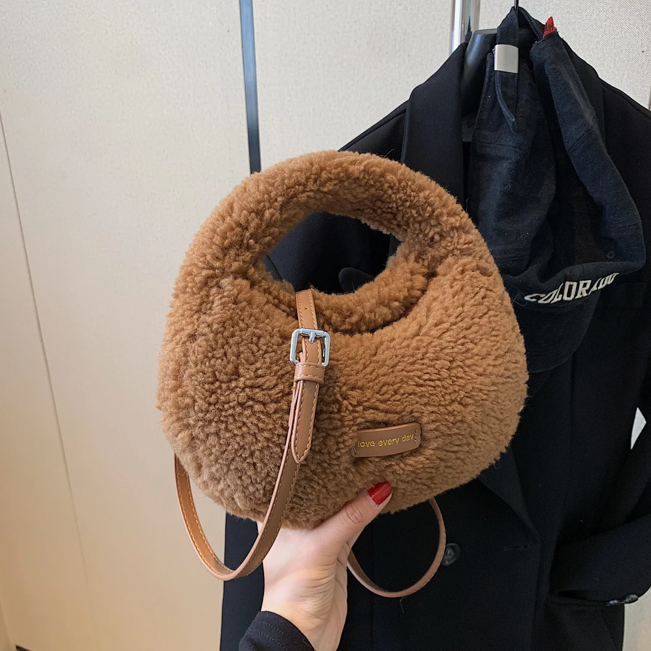 Pochette a mano in lana di agnello con Design a mezza luna per donna 2023 borsa a mano morbida e soffice invernale borsa a tracolla in peluche a