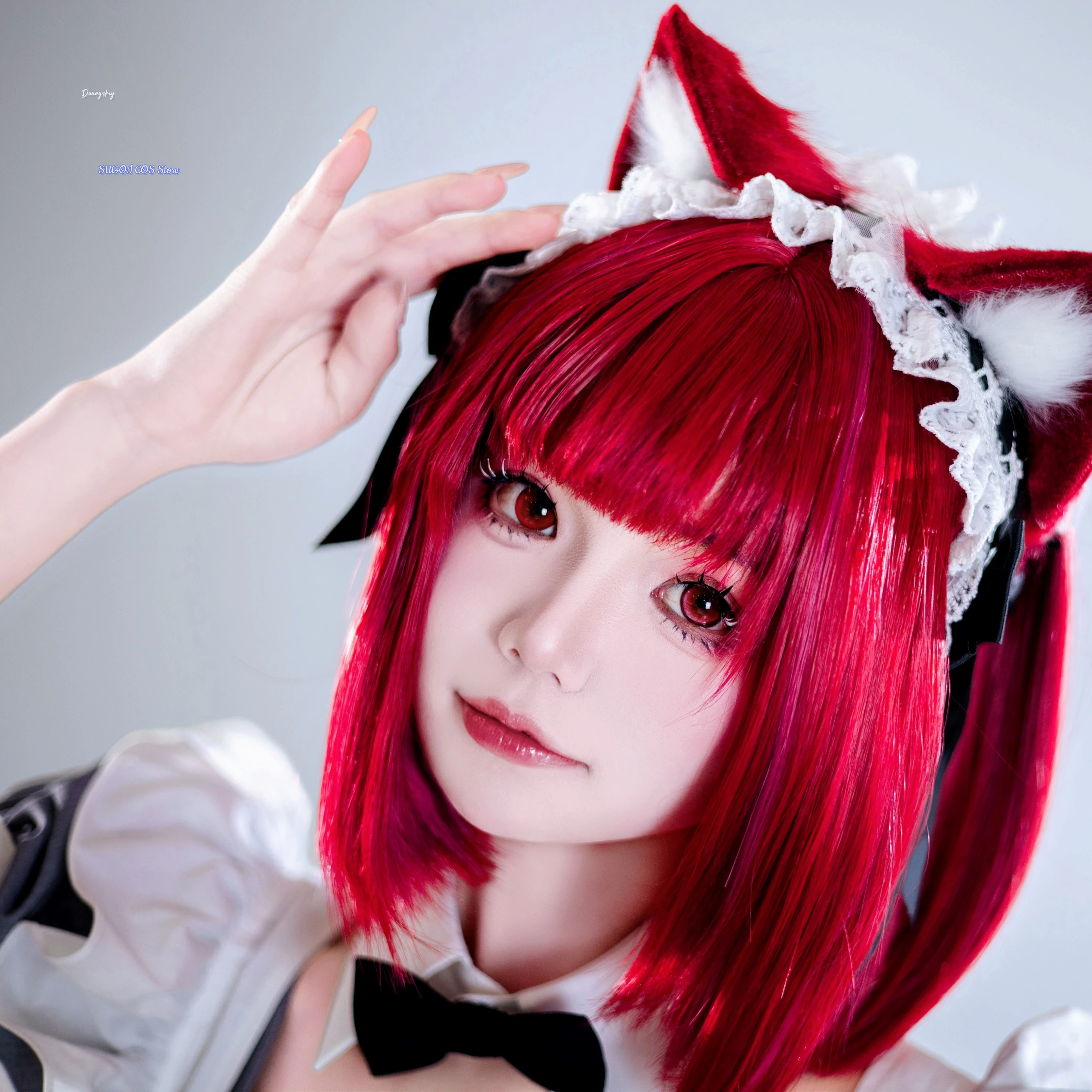 Oshi no KoMem-Cho Arima Kana Maid Ver. مجموعة ملابس خادمة القطة الأنيمي مع شعر مستعار بذيل الأذن لعيد الهالوين/الحفلة على الطراز الوردي اللطيف