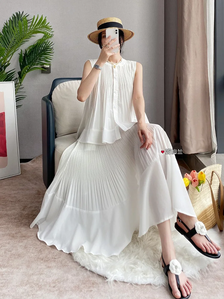 طقم نسائي أنيق مكون من قطعتين مع رقبة دائرية بلون سادة وزر واحد وتنورة غير رسمية كبيرة الحجم فضفاضة لصيف 2025