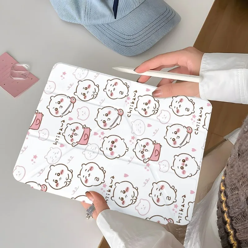 حافظة Chiikawa Ipad مع فتحة قلم لجهاز Ipad 11th A16 11 بوصة 2025 Air7 Mini7 8.3in Mini6 حافظة 10th 9th 6th 5th 9.7in Air1 2 Cover