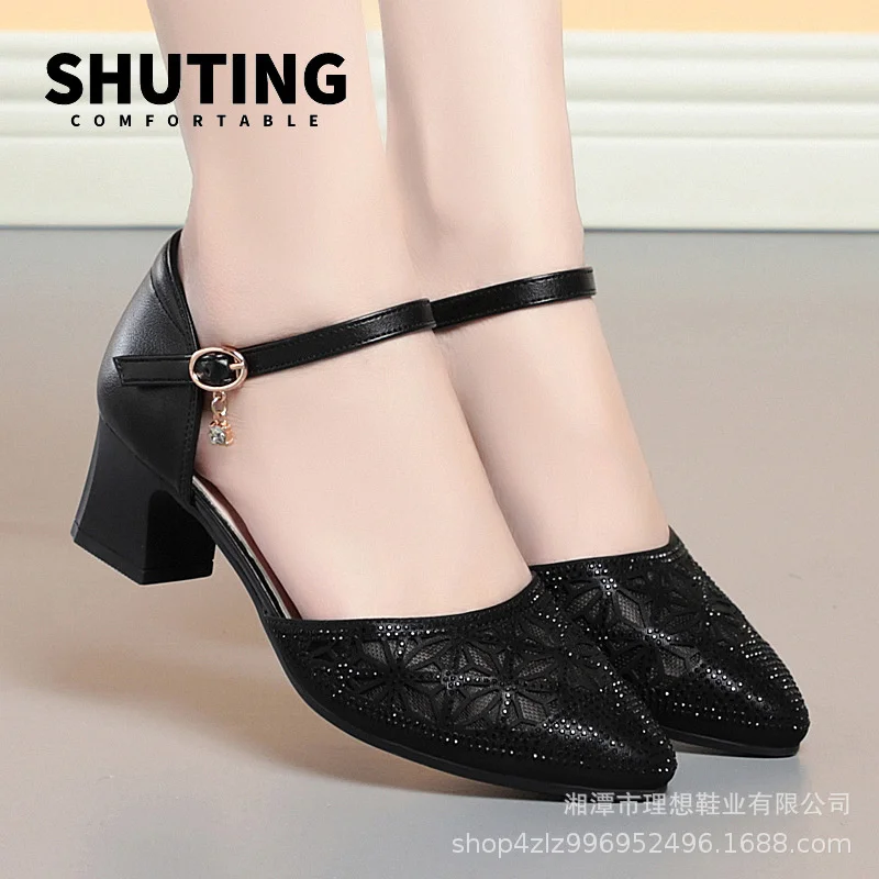 صنادل نسائية عصرية قابلة للتنفس بمقدمة مدببة من حجر الراين لصيف 2024 صنادل بكعب متوسط من الجلد الناعم للأم