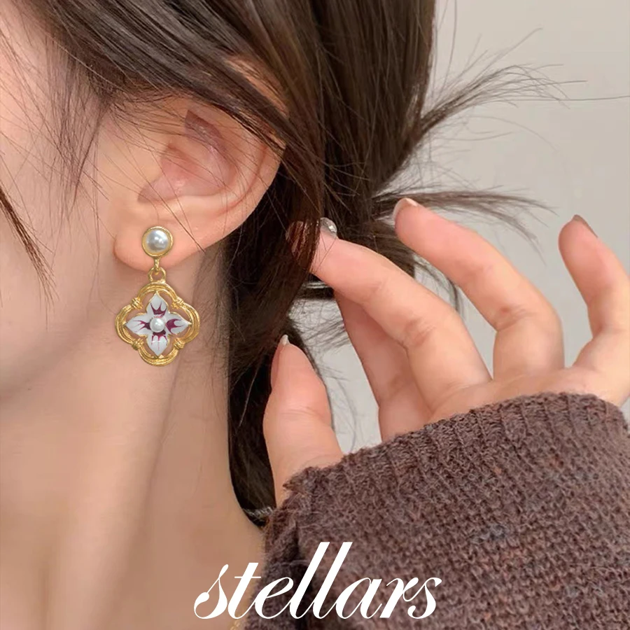 

Vintage Oil Painting Pearl Earrings Four-Petal Flower Fashionable Niche Design Lightweight Luxury High-End Women's Stud Jewelry