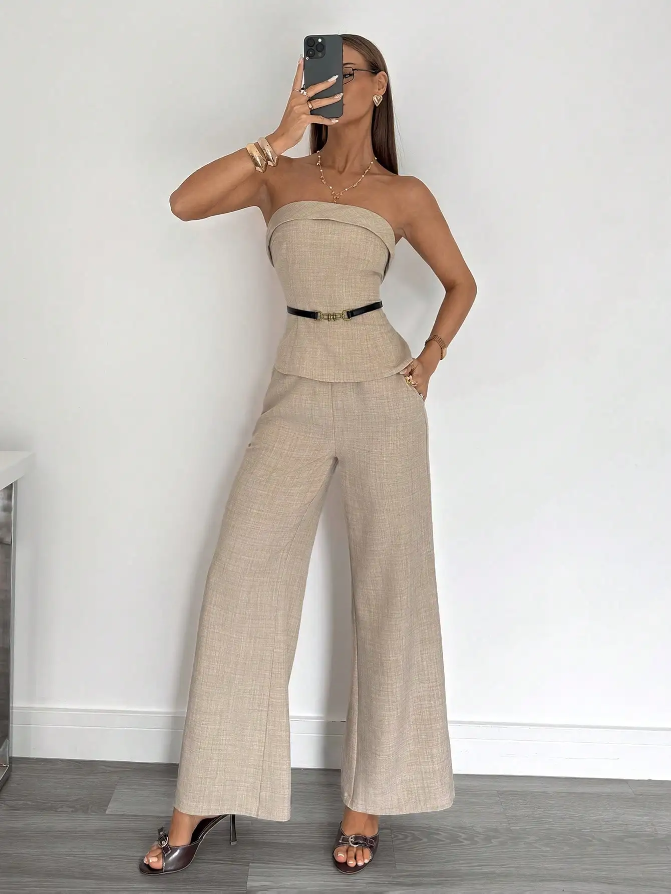 Beige tweedelig pak met strapless top & wijde pijpen voor op kantoor of casual wear