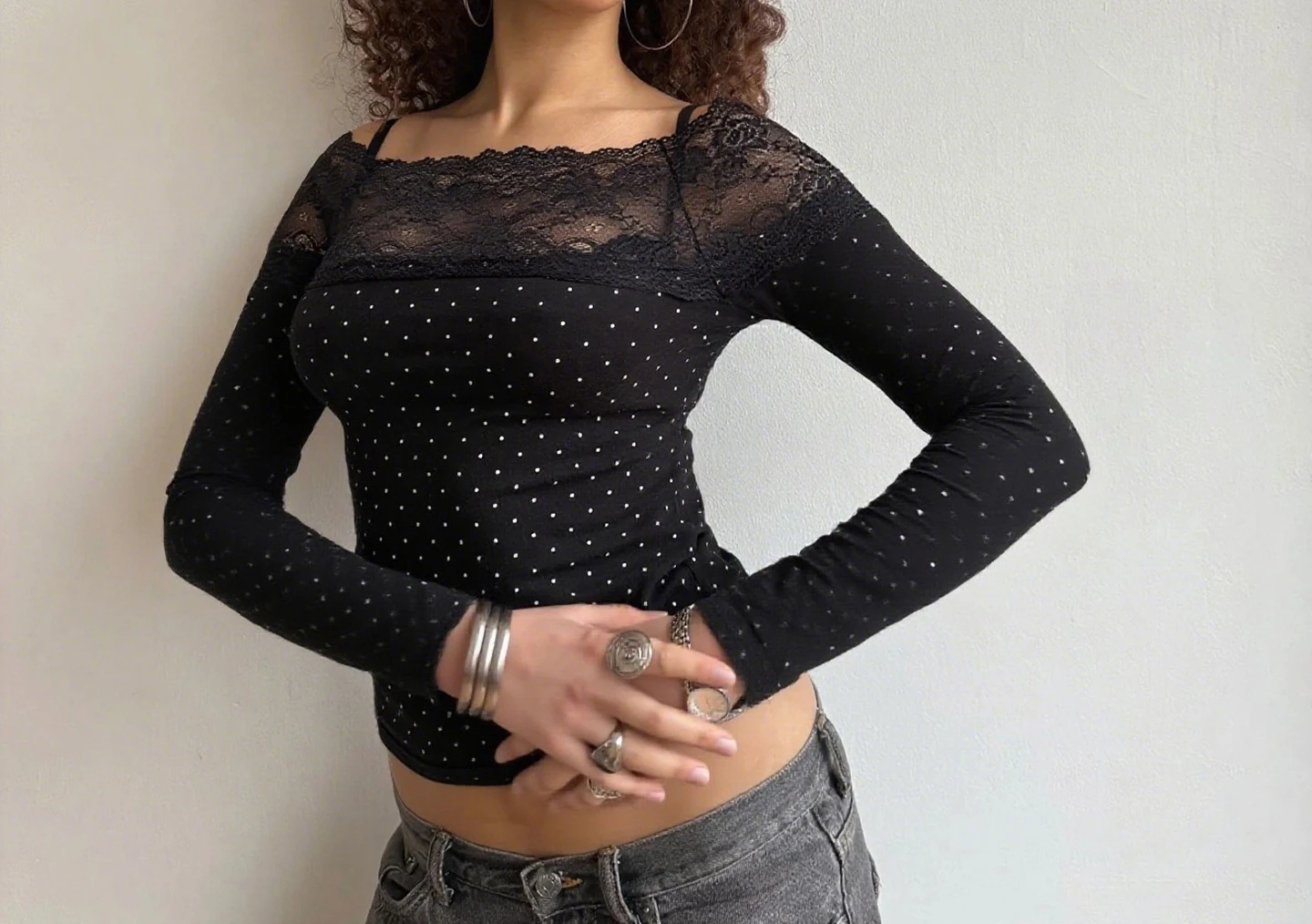 Damska bluzka z długim rękawem, na jedno ramię, z koronkowymi wstawkami, w stylu seksownej i pikantnej dziewczyny z 2025 roku, dopasowana dzianinowa bluzka w kropki.
