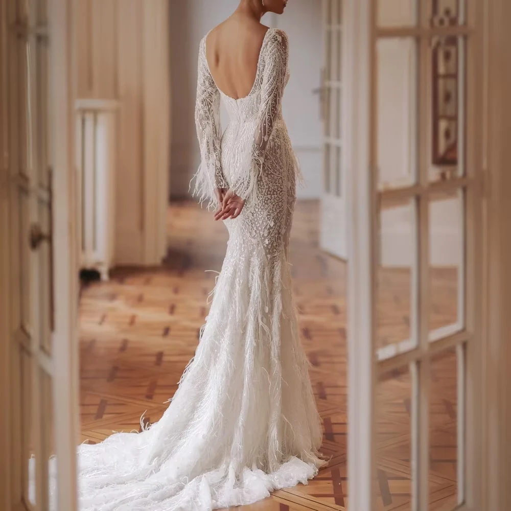 ชุดแต่งงานแขนยาวประดับลูกปัดแบบสั่งทำพิเศษ หรูหราด้วยขนนก ทรงเมอร์เมด เปิดหลัง