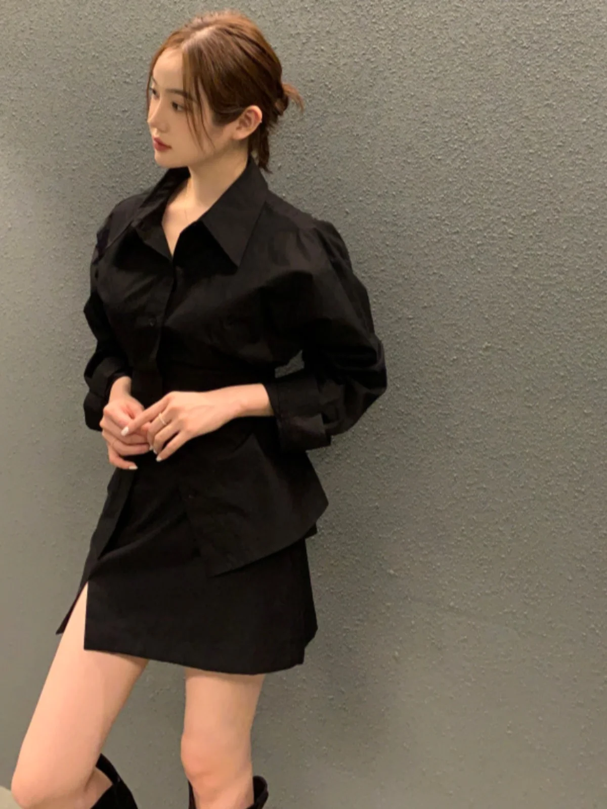 เสื้อผู้หญิงสีขาวสไตล์เรโทร คอปก รัดเอว ใส่เป็นเสื้อตัวในได้ ใช้ได้หลายแบบ ดีไซน์เล็กกะทัดรัด เหมาะสำหรับใส่ไปทำงาน