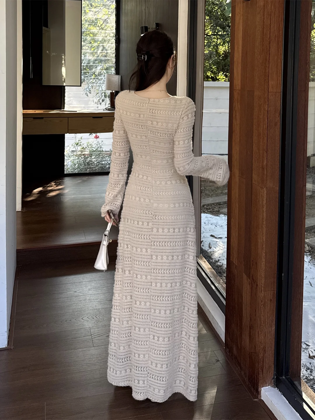 Elegancka damska sukienka z dzianiny w kolorze beżowym, z koronką, długim rękawem, kwadratowym dekoltem, ażurowymi wycięciami, spódnicą w kształcie litery A, warstwą wewnętrzną, idealna jako podkład pod jesienne płaszcze i ubrania.