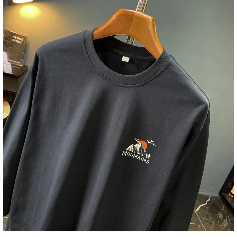 قميص أسود مطبوع بأكمام طويلة للرجال، قميص خريف 2025 عصري ومتعدد الاستخدامات، هوديي فضفاض كبير برقبة دائرية