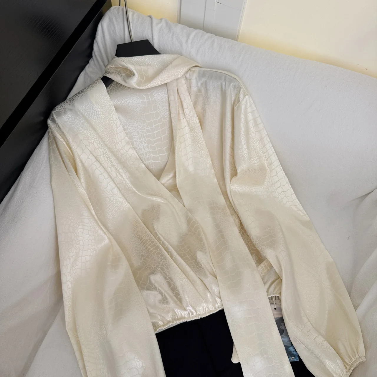 Bluzka vintage z dekoltem w serek, długim rękawem, dopasowana, elegancka, modna, damska koszula hotsweet, odzież damska