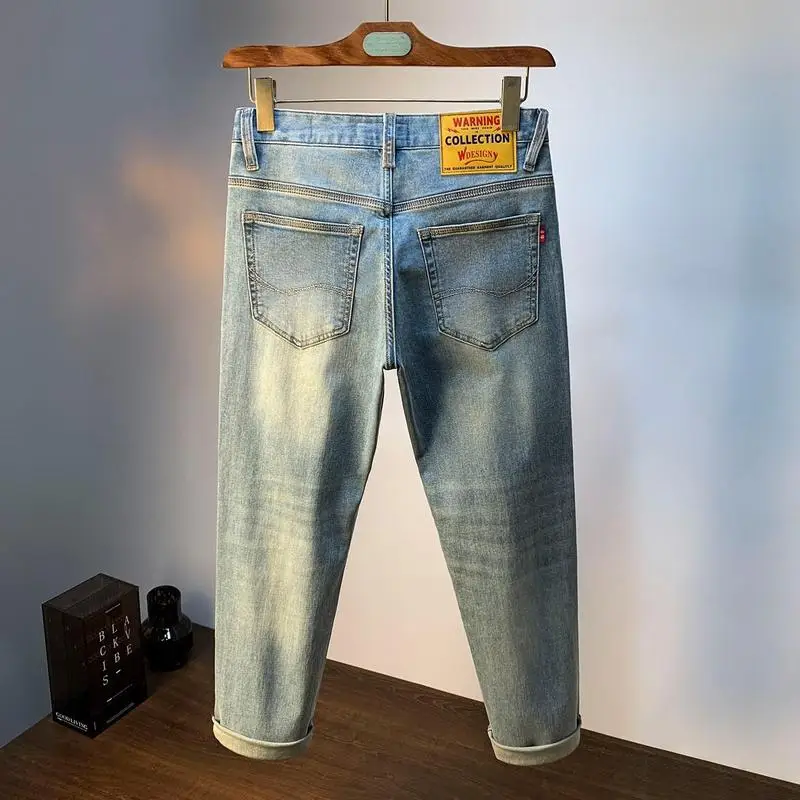 High-quality summer men's jeans, stylish light blue color, fashionable and simple, men's casual pants made of stretch denim.