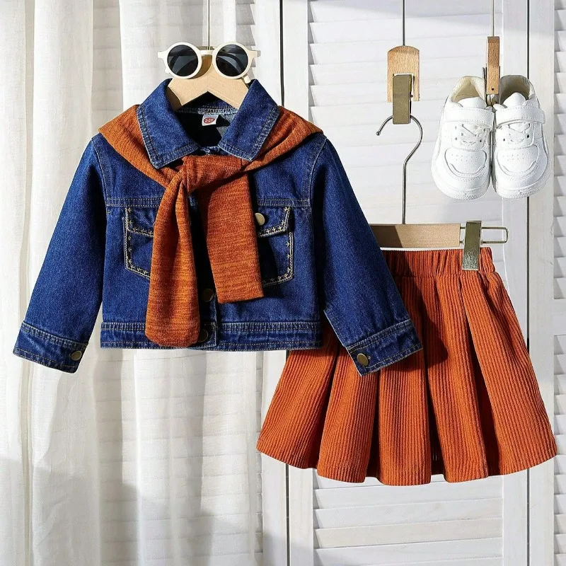 

Новинка сезона Весна-Осень 2026: Детский джинсовый комплект с вязаной накидкой — укороченная куртка с завышенной талией