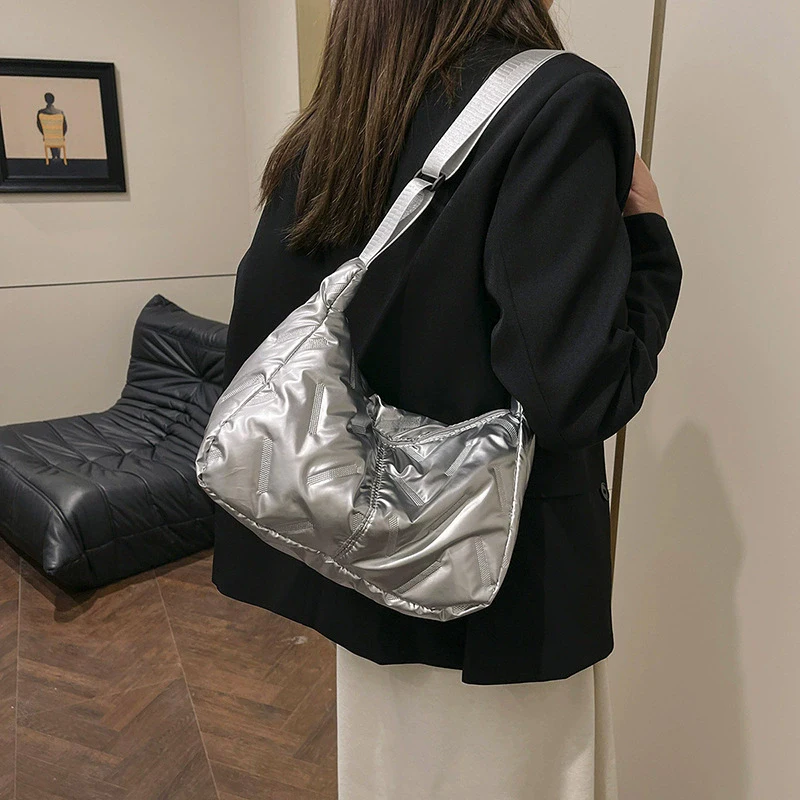 Mode Puffy Hobo Bag Daunen Tote Handtaschen Frauen Stepp Tote Tasche Große Kapazität Gepolsterte Schulter Tasche Casual Winter Pendeln Tasche – Detail 8