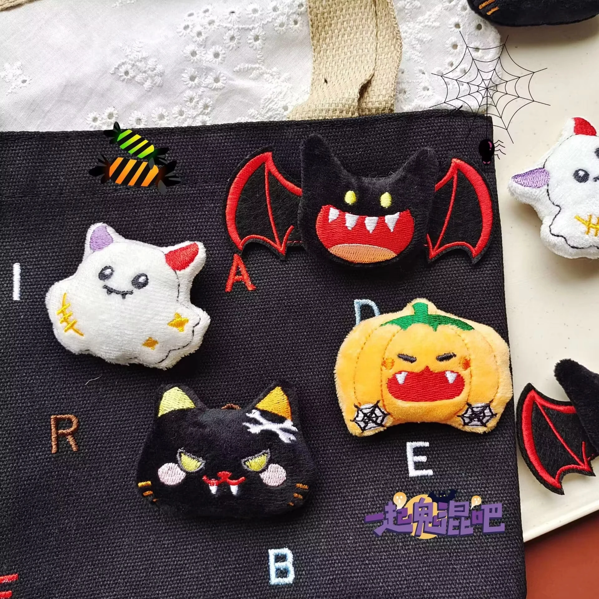4Pcs Halloween Plush Brooch Set Cartoon Bat Ghost Black Cat Pumpkin Lapel Pin Fluffy Badge Halloween Costume Decor Props