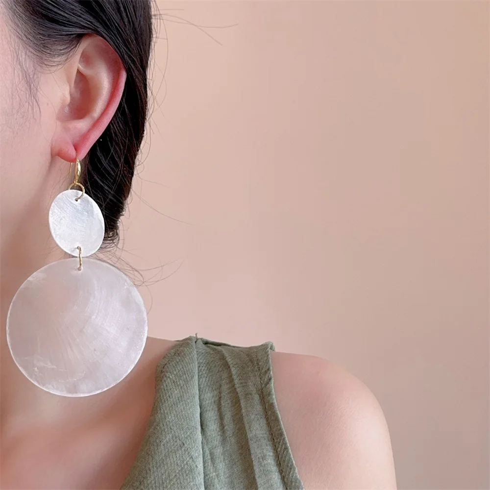 brincos-longos-femininos-de-moda-com-design-exagerado-em-formato-redondo-tema-praia-e-ferias