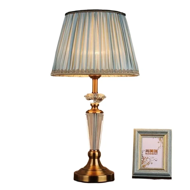 

Европейская хрустальная настольная лампа, прикроватная лампа для спальни, простая американская ретро-лампа в стиле лёгкой роскоши с пультом дистанционного управления.