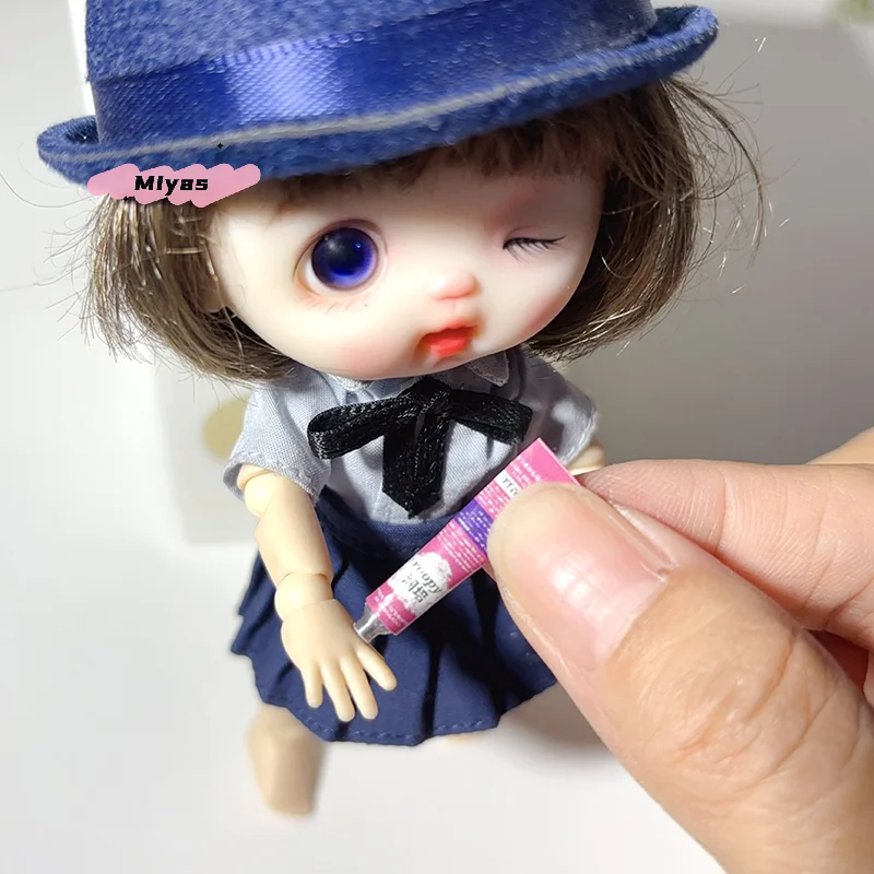 

2 шт. миниатюрный кукольный домик, крем для рук, декор для макияжа, аксессуары для кукольного дома, мини-реквизит для красоты для игровых домиков