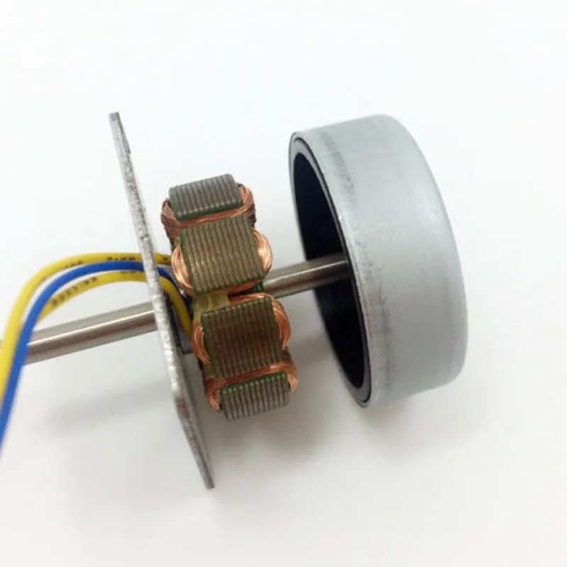 Small Generator Three-phase AC Brushless Generator Micro Wind Turbine Motor Hand Cranked Generator LED Lamp 3-24V DIY