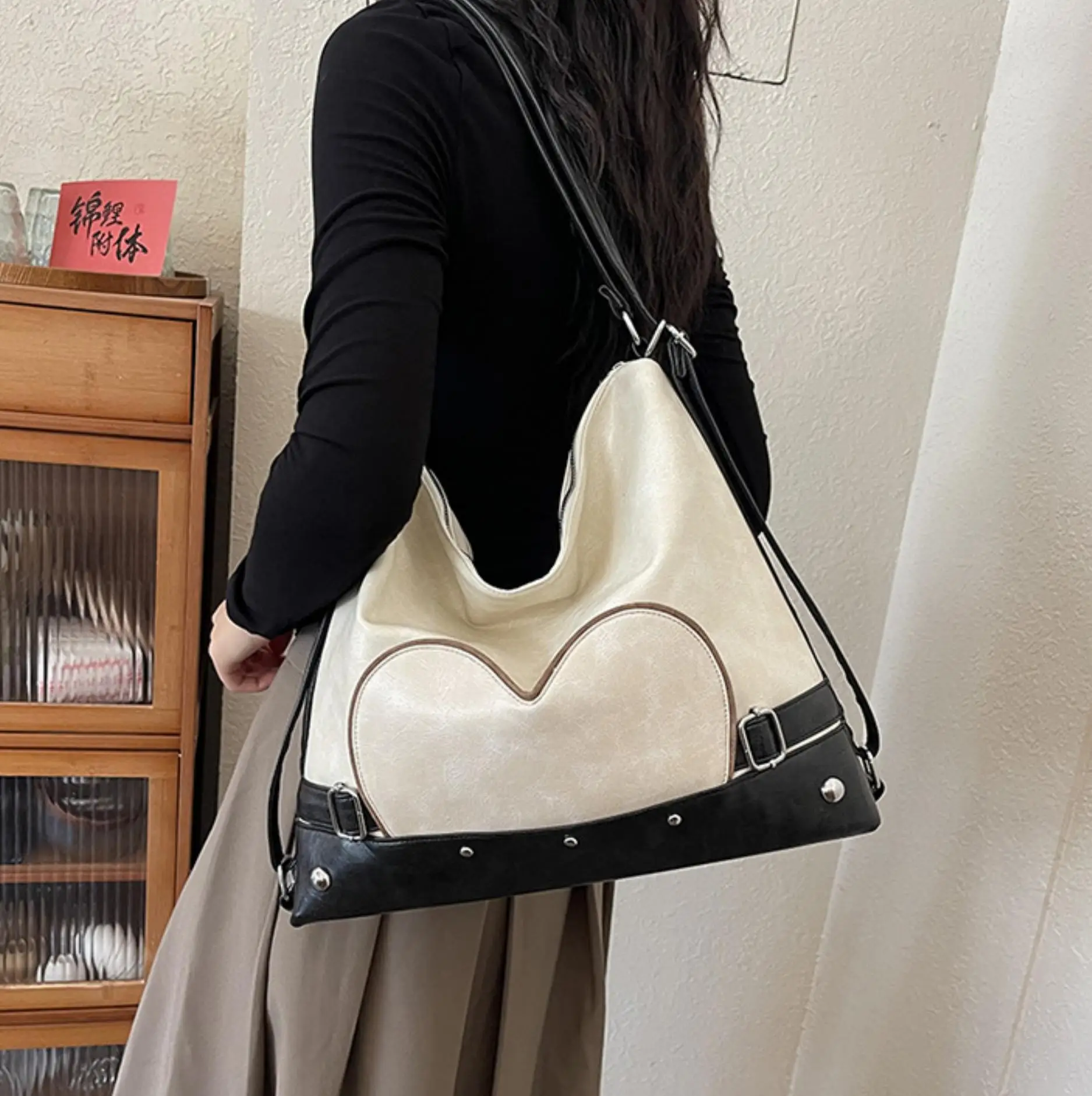 Small niche design, relaxed bag, women's crossbody backpack, high-end tote bag, single shoulder commuting bag