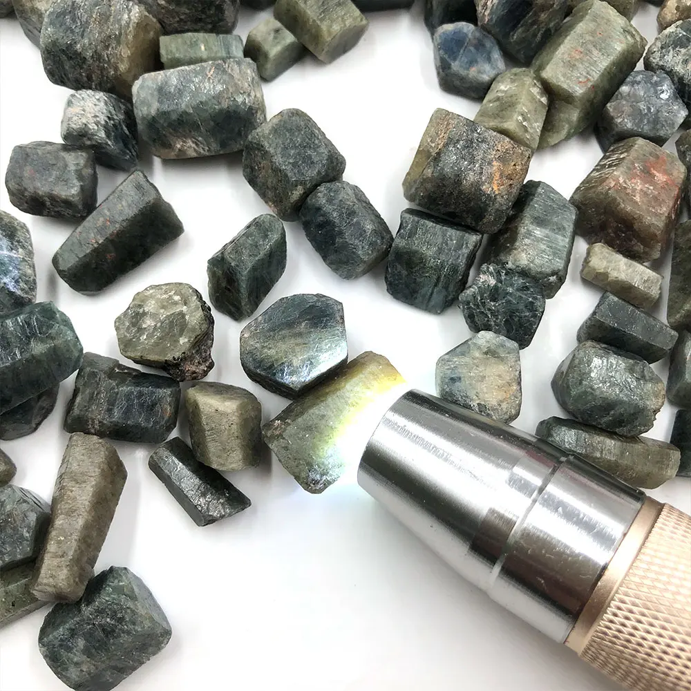 50g Packung grüner Korund roher Naturstein Kristalle Mineralien Heilung Edelsteine Reiki Kristall Home Dekoration Dekor Fengshui Geschenk