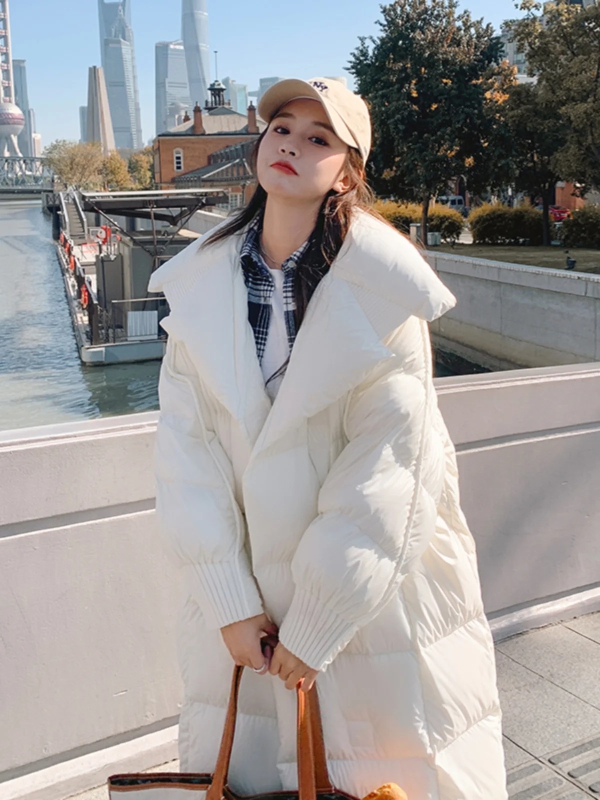 เสื้อโค้ทขนเป็ดยาวคลุมข้อเท้าสำหรับผู้หญิง รุ่น Winter Thiened คอปกใหญ่พิเศษ อุ่นมาก สีขาว  ทำจากขนเป็ดแท้