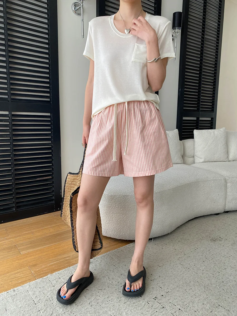 Sommerliches Damen-T-Shirt mit Rundhalsausschnitt, Tasche und lockeren kurzen Ärmeln – Detail 11