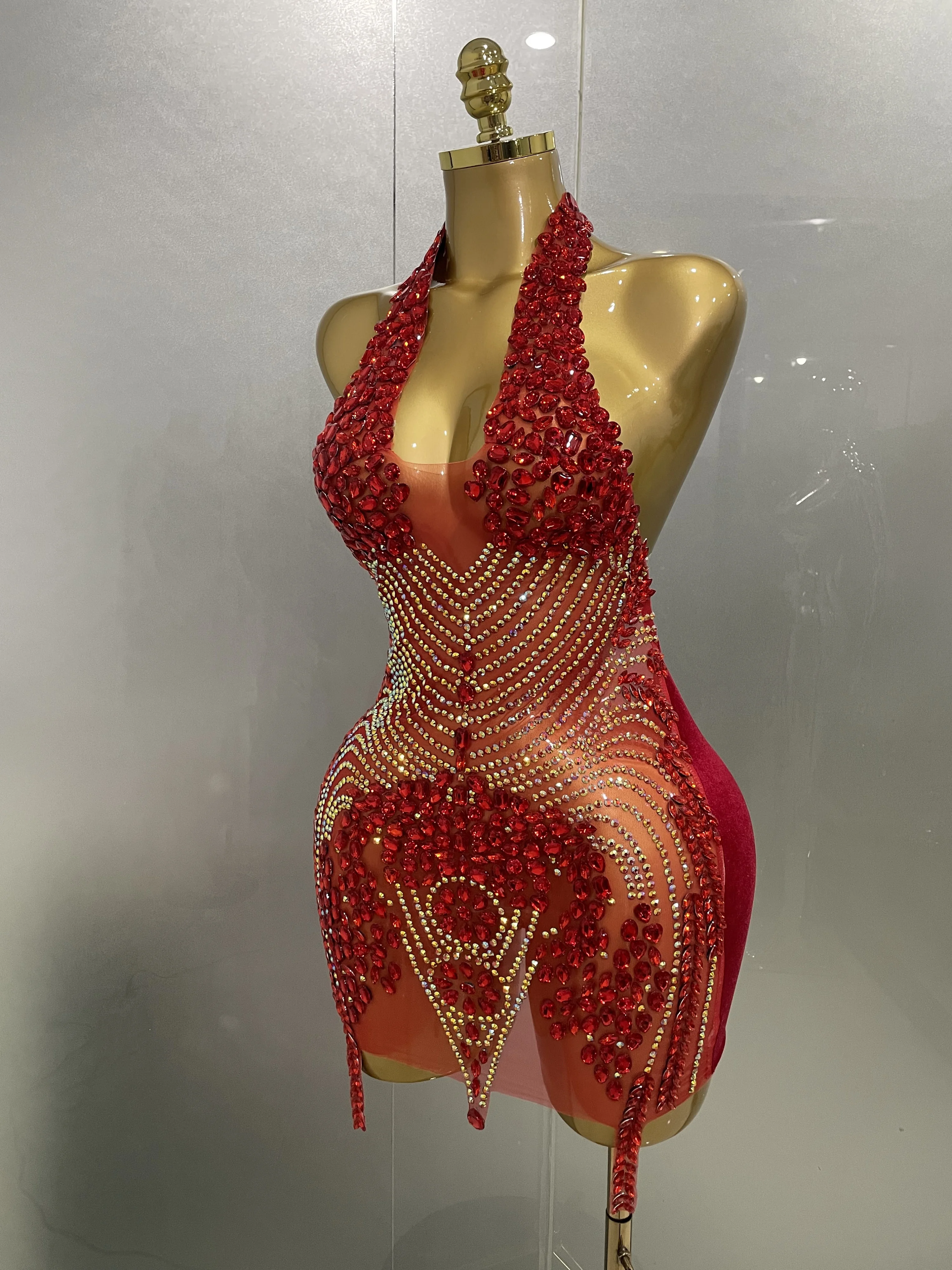 Abito corto in velluto senza schienale con strass scintillanti rossi sexy 2025 Nuovo ballo di fine anno per le donne Festeggia l'abbigliamento da palcoscenico per la festa di compleanno