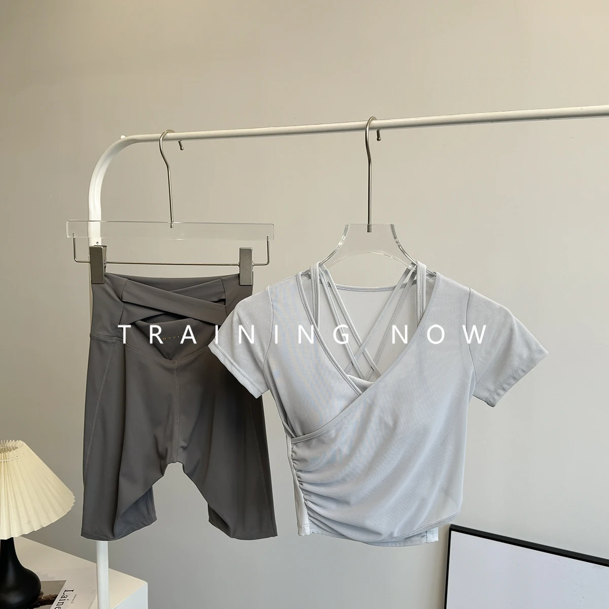 

Комплект упражнений для утреннего бега для женщин, летняя быстросохнущая спортивная одежда для спортзала, модный комплект из двух предметов для похудения, пилатеса, йоги