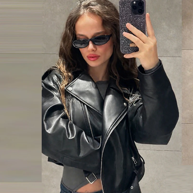 HXAO سترة جلدية سوداء من البولي يوريثان سترة نسائية لخريف 2025 معطف قصير غير متماثل بسحاب وأكمام طويلة ملابس خارجية سترة أنيقة لراكبي الدراجات النارية