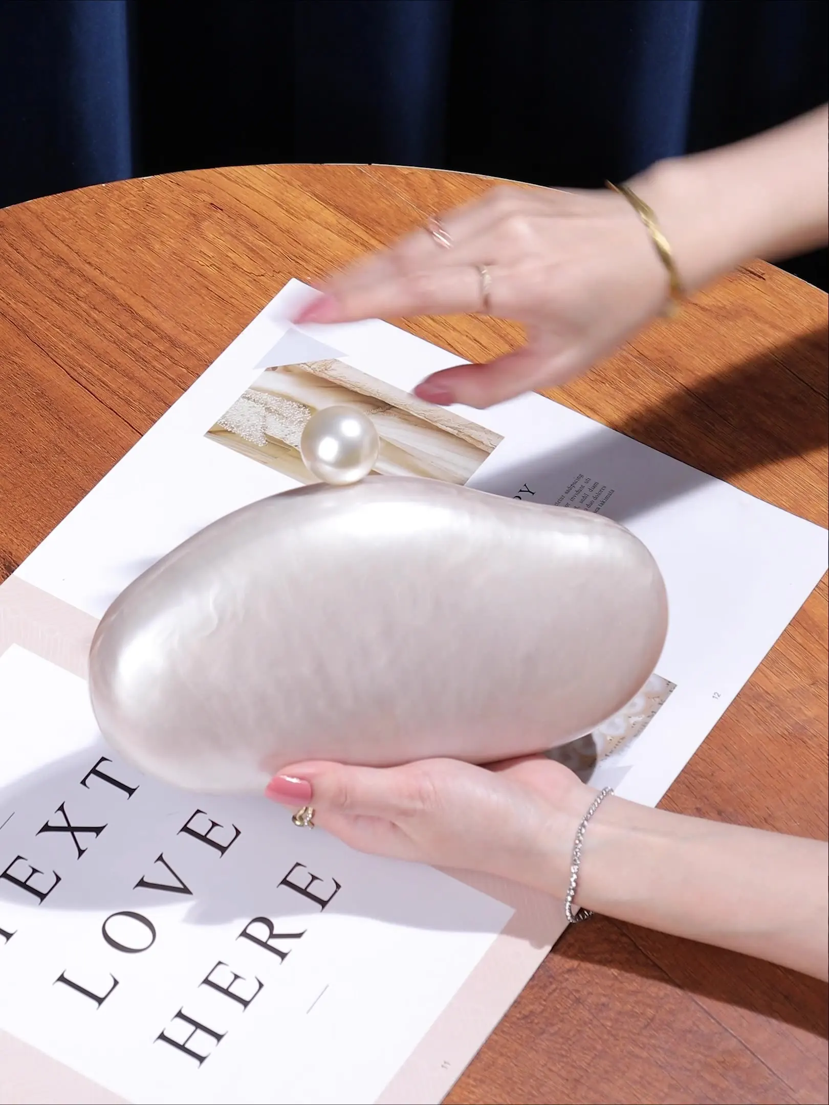 

2025 Women's New Shaped Shell Acrylic Bag Single Shoulder Diagonal Cross Bag Fashion Wedding Banquet Handbag