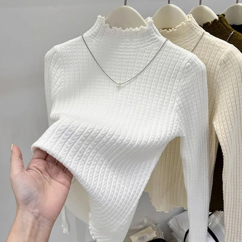 レースのハーフタートルネックの気品のある暖かいニットセーター、冬に快適で多用途な白い長袖プルオーバー