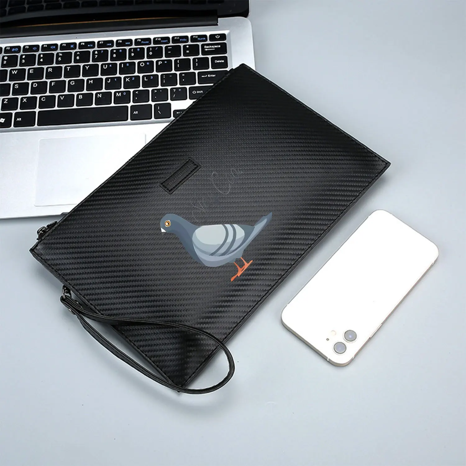 رسم توضيحي للحمام، نص ستاي كو. حقيبة يد رجالية أنيقة مطبوعة من البولي يوريثان عصرية وعملية للحمل اليومي