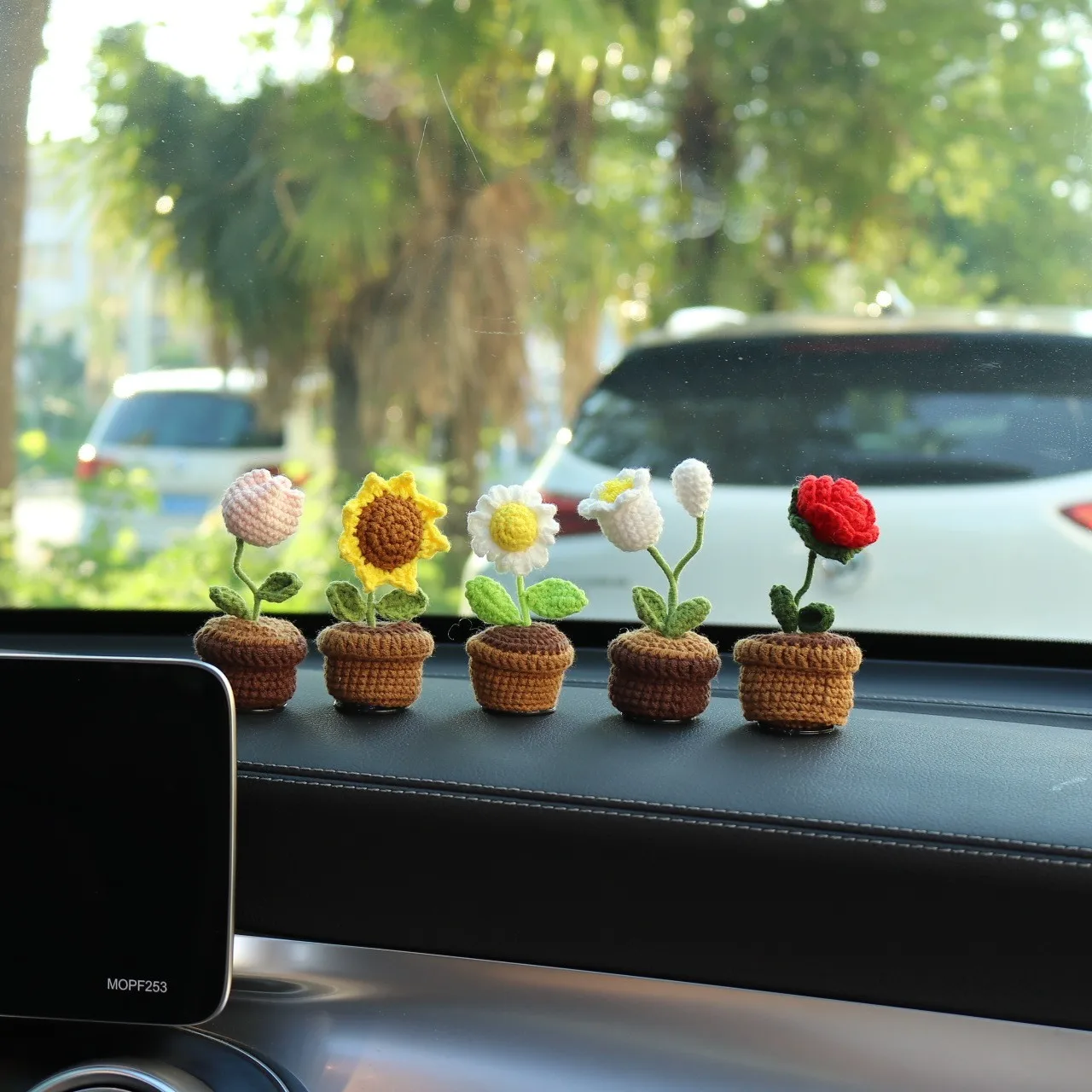 Car Ornaments Hand Woven Center Console Decoration Air Outlet Clip Sunflower Daisy Rearview Mirror Pendant Auto Accessories