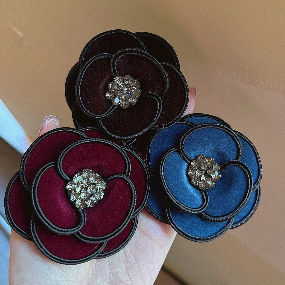 

New Elegant Fabric Camellia Flower Brooches for Women Rhinestone Fashion Vintage Lapel Pins Exquisite Jewelry Accessories