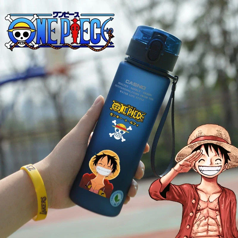 ONE PIECE Luffy Cartoon-Wasserflasche, 560 ml, hohe Kapazität, Anime-Muster, Kunststoff-Trinkbecher, tragbare Sport-Wasserflasche für Jungen, neu