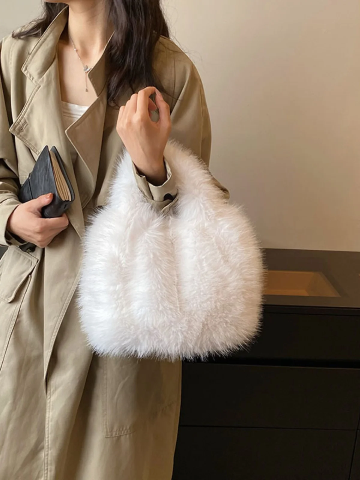 Solid Fluffy Bucket Bags For Women 2023 Soft Plush Handle Bags Winter Female Soft Warm Handbag Lady Large Capacity Shopping Bags